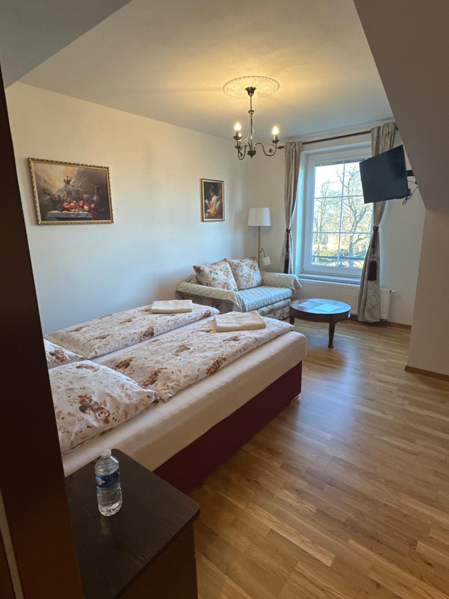 Bynovecky Zamecek Hotell Exteriör bild